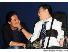 [쿠키 포토] 신현준 ‘눈높이를 맞추며…’