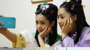 ‘티아라’ 은정-큐리 ‘근초고왕’ 첫 촬영 공개…“누가 더 예쁜가요?”