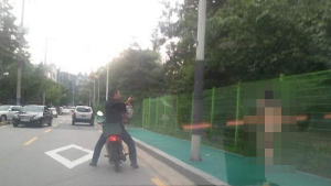 강남에 알몸女 뜨자 곳곳서 '찰칵'… 시민의식 '실종'