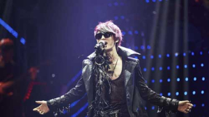 ‘록스타’ 김재중, 8천 팬들에게 ‘파격 변신’ 선사