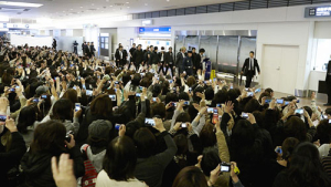 JYJ, 하네다 공항 입국…1천여 팬 몰려 인기 실감
