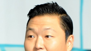 싸이, ‘10만 시청 말춤’ 한국기록원서 대한민국 공식 기록 인증