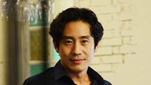 신하균 “이민정과의 가슴팍 키스, 쑥스러웠다”