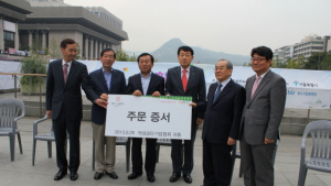 패션그룹 형지, 개성공단 오더 약속 증서 전달