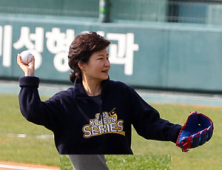 대통령 시구, 글러브는 좋았는데 운동화가…