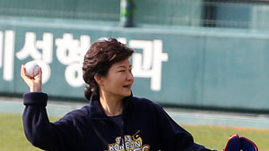 대통령 시구, 글러브는 좋았는데 운동화가…