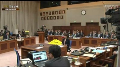 국정감사 도중 ‘일베’하는 김진태 의원