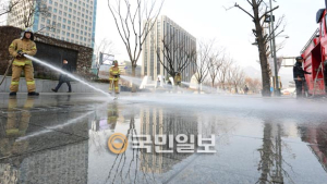 미세먼지 청소하는 소방관