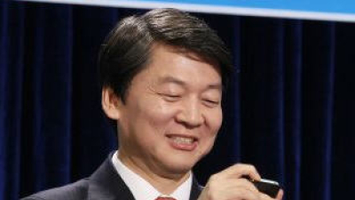 [곁에서 본 안철수] 전화사용 부쩍 늘어…“정치인 다 됐네” 평가