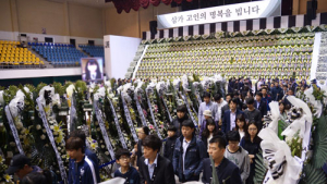 [세월호 침몰 참사] 조문객들이 붙인 편지로 가득찬 안산 합동분향소