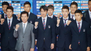 귀국한 홍명보호, “국민께 죄송” 정성룡은 기내서 “퐈이야~” 팬들은 엿던져