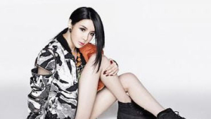 ‘올블랙’ 박봄, 투애니원 멤버와 따로 日 출국, 마약 나이 등 논란엔 “…”