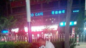 “너 딱 걸렸어!” 치한이 길거리 만취녀를 노리는 순간