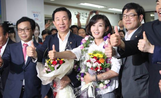 7.30 재보궐 선거에 출마해 동작을에서 당선된 나경원 후보가 지지자에 둘러싸여 엄지손가락을 치켜세우며 환한 표정을 짓고 있다. 곽경근 선임기자