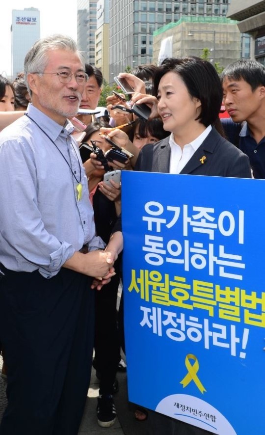 새정치민주연합 박영선 국민공감혁신위원장 겸 원내대표가 지난달 27일 서울 세종대로 광화문 광장에서 여야 유족이 참여하는 3자협의체 수용을 촉구하는 피켓팅을 하던 중 단식 농성 중인 문재인 의원과 만나 악수하고 있다. 김지훈 기자