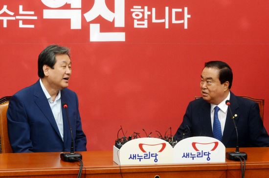 새누리당 김무성 대표와 새정치민주연합 문희상 비상대책위원장이 22일 국회 새누리당 대표실에서 첫 회동을 갖고 밝은 표정으로  대화를 하고 있다. 김태형 기자