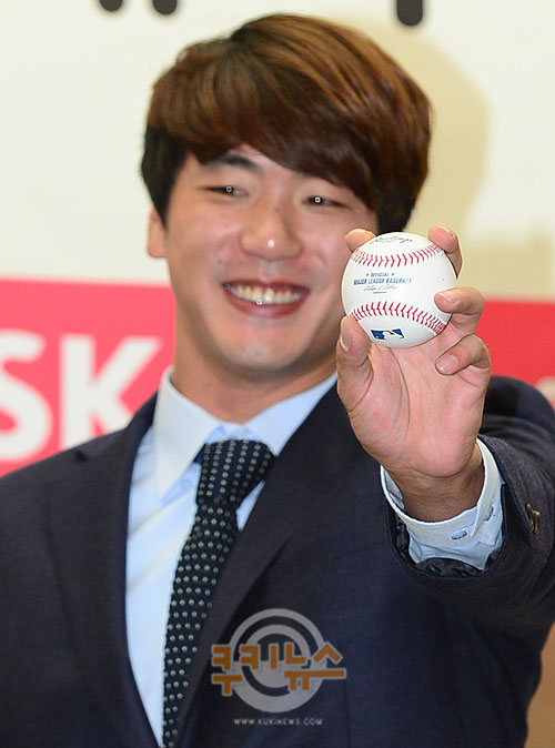 "SK와이번스 투수 김광현이 29일 오후 서울 상암동 스탠포드호텔에서 열린 ‘김광현 메이저리그 진출 추진’ 기자회견에서 포토타임을 갖고 있다. 박효상 기자 islandcity@kmib.co.kr "