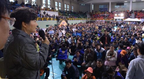 세월호 참사 직후 진도체육관을 찾은 박근혜 대통령과 실종자 가족들. 사진=국민일보DB