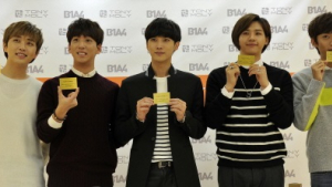 [영상] B1A4, 히잡 쓴 여성팬 성추행 논란…백허그·뽀뽀에 이슬람 신자 반발