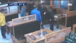 식당 갑질 등장…종업원 머리채 쥐고 바닥 떨어진 밥 먹여 ‘폭행’