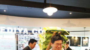 이디야커피 문창기 회장, 라이스버킷 챌린지 동참