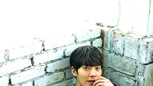 [김우빈, 못 다한 이야기⑤] “피곤할 때? 몰래 들어가 팬들 글 봐요”