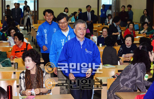 새정치민주연합 문재인 대표와 4.29 재보궐에 출마하는 신동근 후보(인천 서구 강화을)가 28일 인천광역시 서구 검단 농협 노래교실에서 시민들에게 인사를 하고 있다. 국민일보 이병주 기자