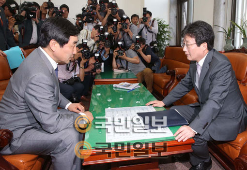 "새누리당 유승민 원내대표(오른쪽)와 새정치민주연합 이종걸 원내대표가 28일 오후 국회 새누리당 원내대표실에서