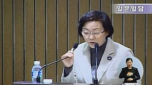 [영상] ‘댓글부대 의혹’ 신연희, 구정질문 때 댓글 배포 ‘불허’하자 언성 높여