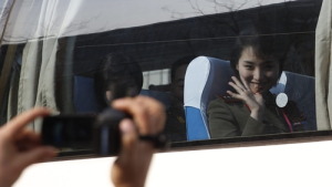 [어떻게 생각하세요] 김정은은 김연우 매너를 배우세요… 첫 해외공연 망친 모란봉악단