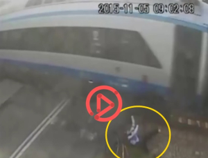 [쿠키영상] '억수로 운 좋은 사나이' 시속 150km로 달리던 기차에 '쾅'