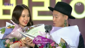 [SBS연예대상] ‘월요커플’ 개리♥송지효, 최우수상 공동수상