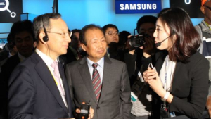 [CES는 지금] ICT 전시장 둘러본 KT 황창규 회장
