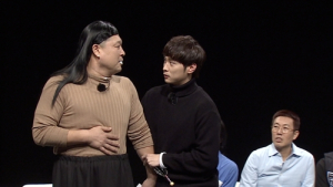 ‘아는 형님’ 민경훈, 강호동에 ‘기습 키스’