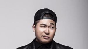 ‘유료 랩과외 논란’ 스윙스, 결국 고개 숙였다 “돈이 없어서”