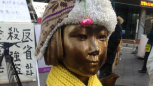 위안부 할머니, 도쿄 한복판서 외치다…“아베 나와! 우리가 질 것 같으냐!”