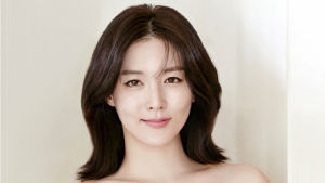 이영애, 뷰티 화보로 백옥 같은 피부 과시… 관리 노하우는?