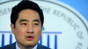 강용석 복당 질문에 손으로 ‘X’ 그려가며 “절대 안돼”…새누리 복귀 힘들듯