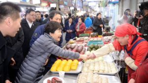 박근혜 대통령 “경제활성화법 통과, 상인분들 힘 보태달라”