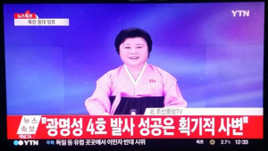 [北 미사일] “주체위성을 단숨에 우주로 진입시킨 민족사적 경사”…북한, 불꽃놀이 행사 열어