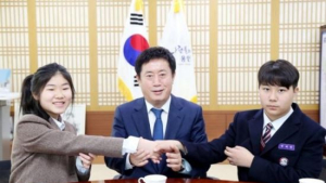 “당연한 일을 했을 뿐인데…” 용인시 ‘교복 입은 천사들’ 명예시민상 수상