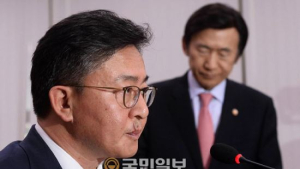 ‘주워 담은’ 홍용표 “北 개성공단 돈 ‘무기·핵 전용’, 증거 없다”