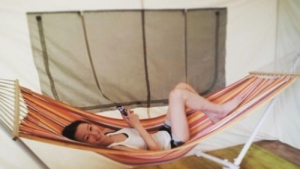 이희준과 결혼 앞둔 이혜정, 아찔한 각선미 뽐냈다… 핫팬츠 입고 해먹 누워