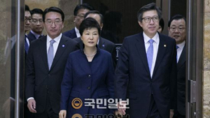 [박근혜 국회연설] 2년 만에 ‘옛사람’ 김종인 보자 먼저 “오랜만입니다”