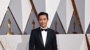 이병헌, 오스카 시상하러 나섰다… 턱시도 입고 레드카펫
