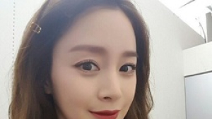 배우 김태희 인스타그램, 쇄골 드러낸 매혹미 화제