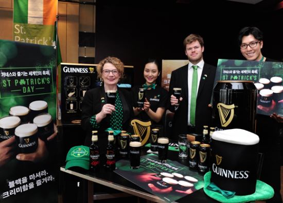 15일 남산 그랜드 하얏트호텔에서 열린 아일랜드 축제 ‘성패트릭데이(St. Patrick’s Day)’ 기념 행사에서 앙엘 오도노휴(Aingeal O’Donoghue) 주한아일랜드대사와 데이비드 머피(David Murphy) 부대사가 아일랜드를 대표하는 맥주 ‘기네스’를 들고 활짝 웃고 있다. 디아지오코리아 제공