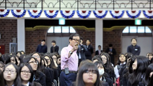 ‘중학생 교육자로 나선 이순우 저축은행중앙회장’