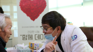 고광욱 유디 대표, 양로원 무료 검진