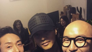 원빈, 홍석천과 함께 근황 공개… 모자를 써도 숨길 수 없는 외모